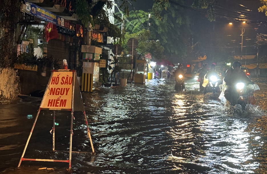 Mưa lớn kéo dài gây ngập cục bộ ở trung tâm thành phố Quảng Ngãi